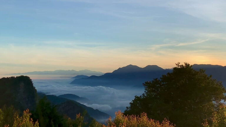 阿里山日出雲海，橙紅光芒映照山巒雲層