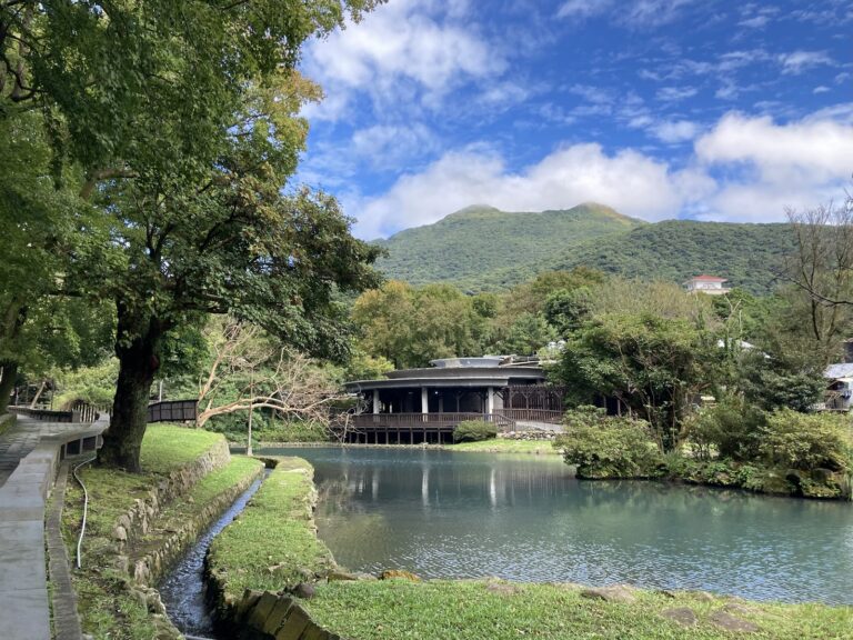 阿里山姊妹潭木造涼亭倒映翠綠山景藍天白雲