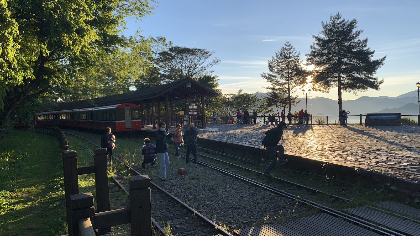 阿里山祝山觀日平台小火車停靠夕陽山景