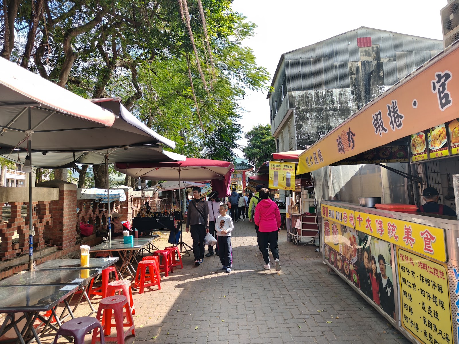 台南安平老街街道遊客攤販蝦捲招牌