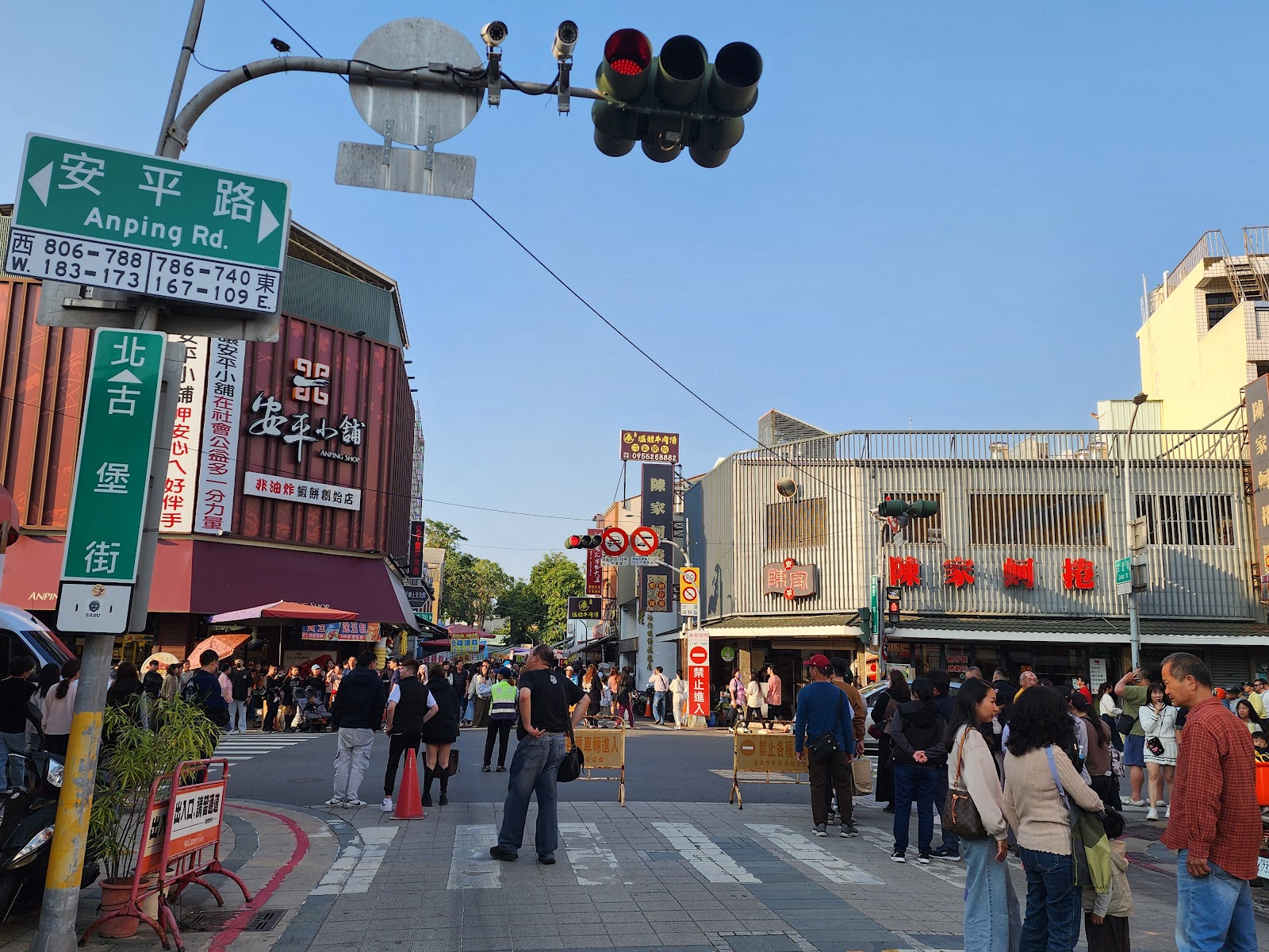 台南安平路口熱鬧人潮安平小鋪老店