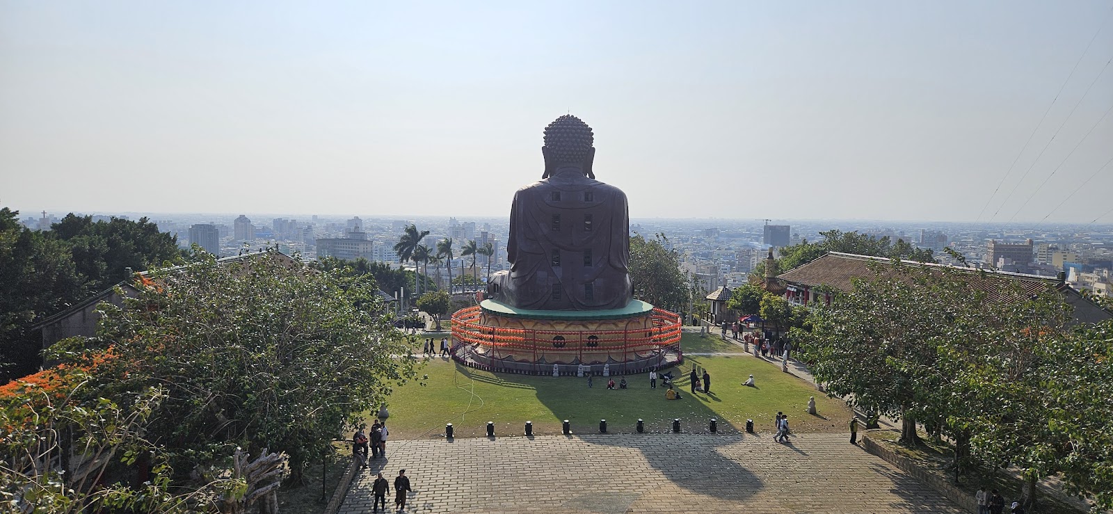 彰化八卦山大佛背面俯瞰全景，彰化市區一覽無遺