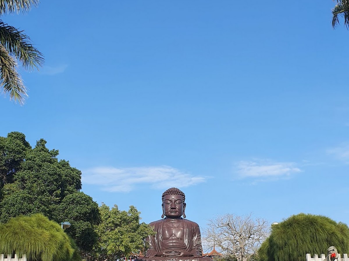 彰化八卦山大佛風景區正面遠景,藍天白雲環繞,佛像莊嚴