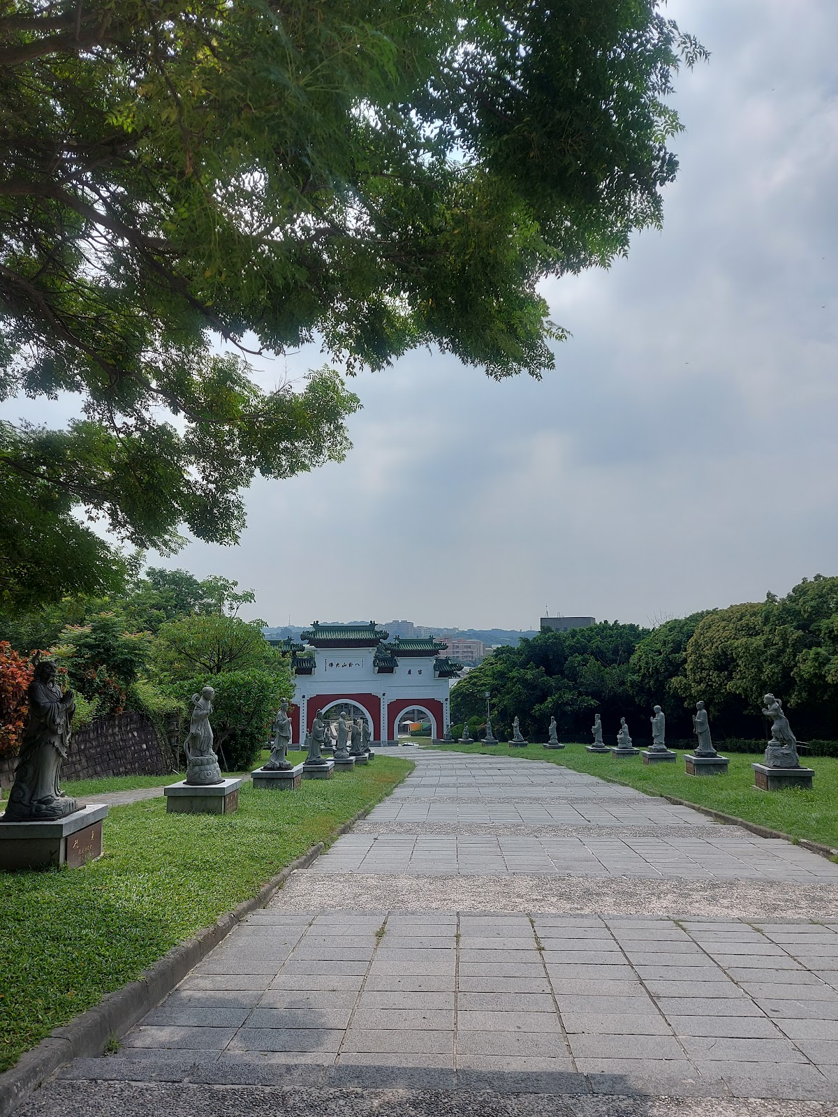 八卦山大佛風景區石板步道通往白色牌坊,兩側石雕人物