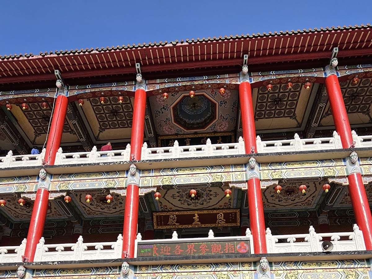 開化寺廟宇屋頂仰拍,紅柱彩色藻井屋簷,燈籠點綴