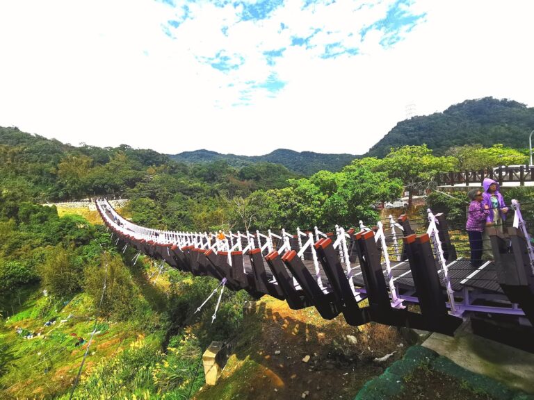 白石湖吊橋全景，台北內湖必訪山間吊橋景點