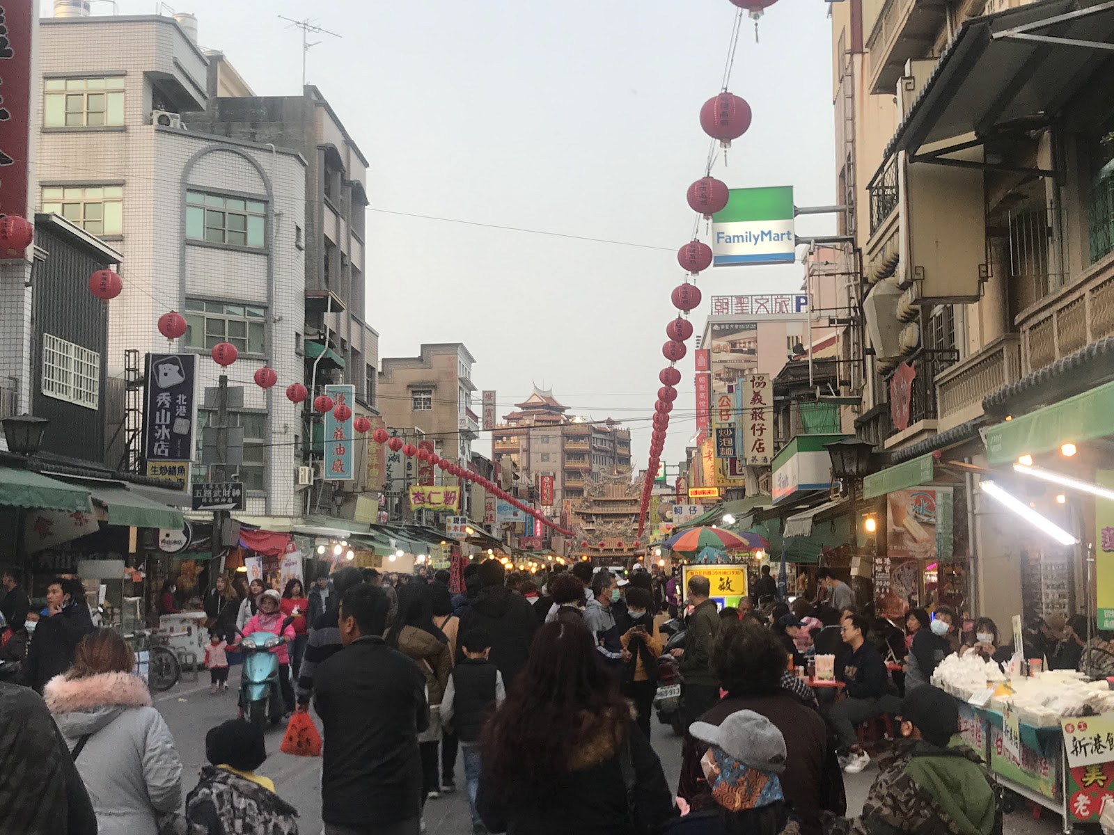 北港朝天宮廟前商圈熱鬧街景紅燈籠傳統糕餅攤