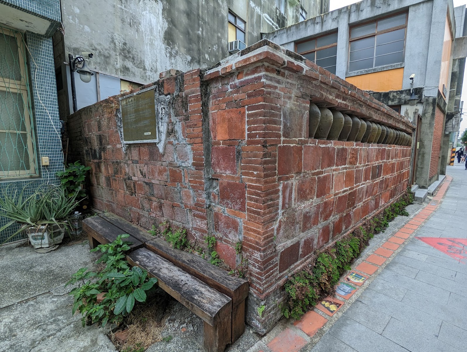 北港老街古紅磚牆歷史建築巷弄蕨類植栽木椅