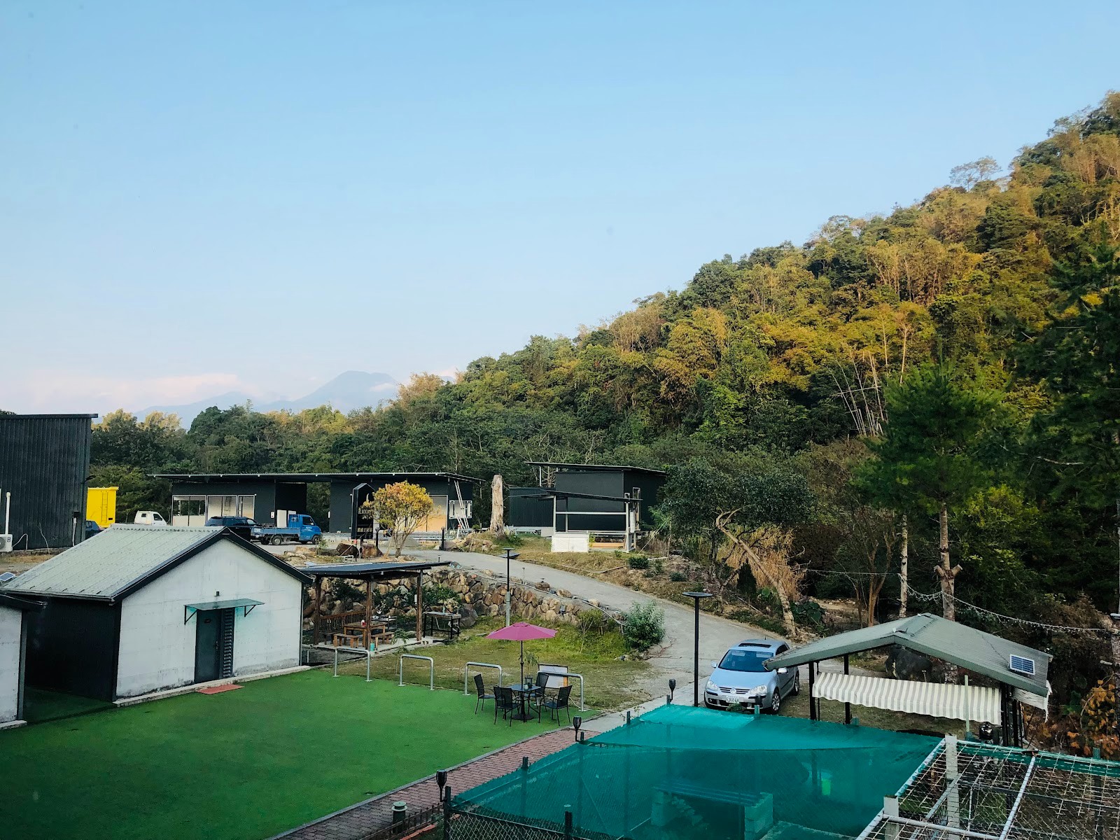 黑爵士民宿BlackJazz Inn鳥瞰全景，黑色建築群、草坪與游泳池，南投埔里