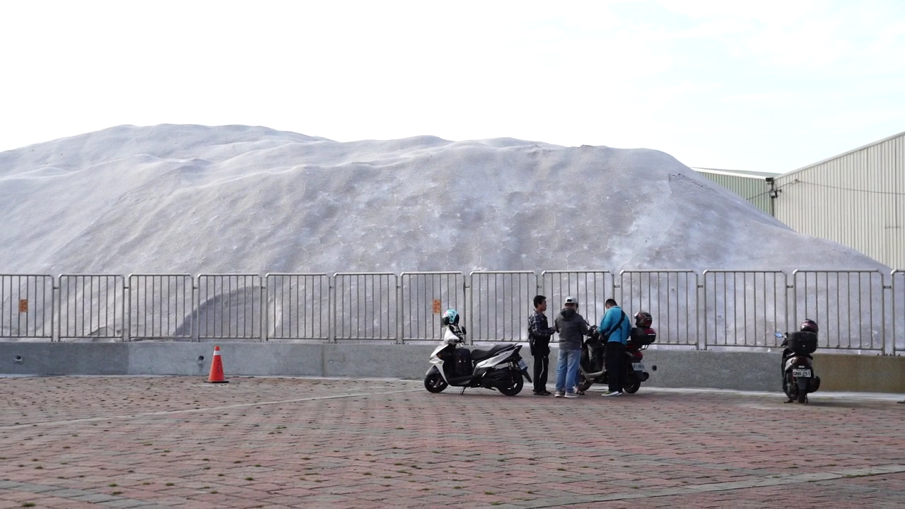 布袋鹽山近距離遊客