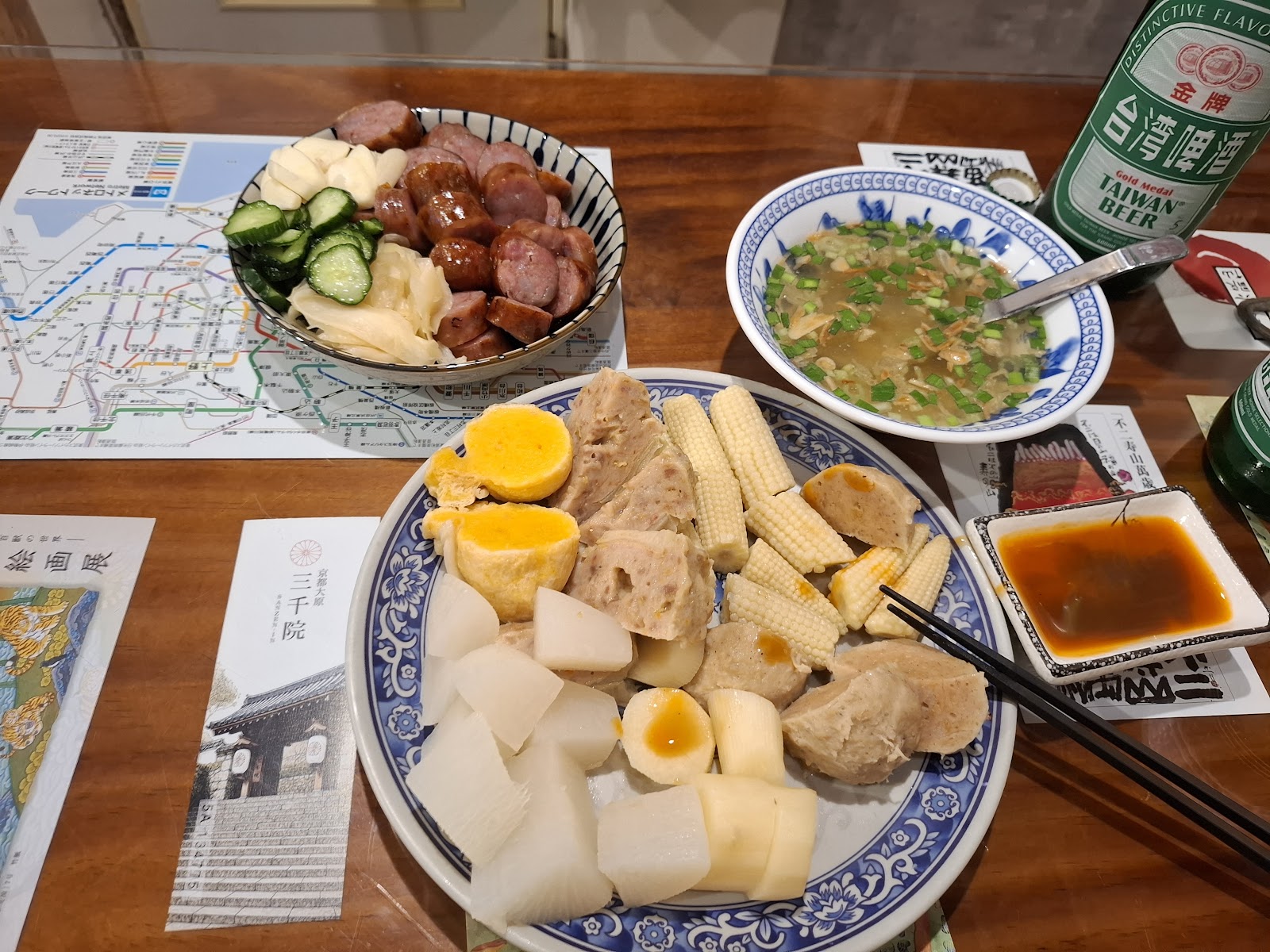 腸大爺關東煮拼盤、烤香腸碗、大腸麵線、台灣啤酒桌面俯拍