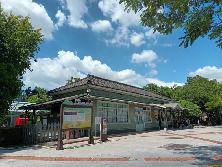 嘉義北門火車站全景，綠色木造站體，日治時期建築