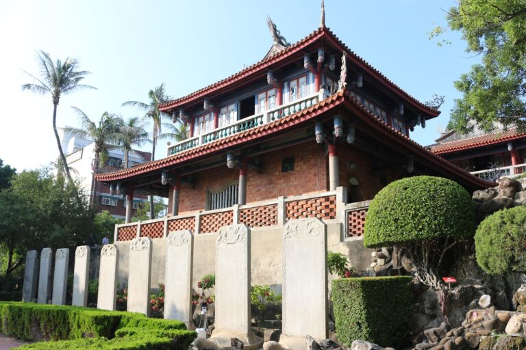 台南赤嵌樓石碑盆景花園，清朝文武百官碑林靜靜矗立在古老的回字廊