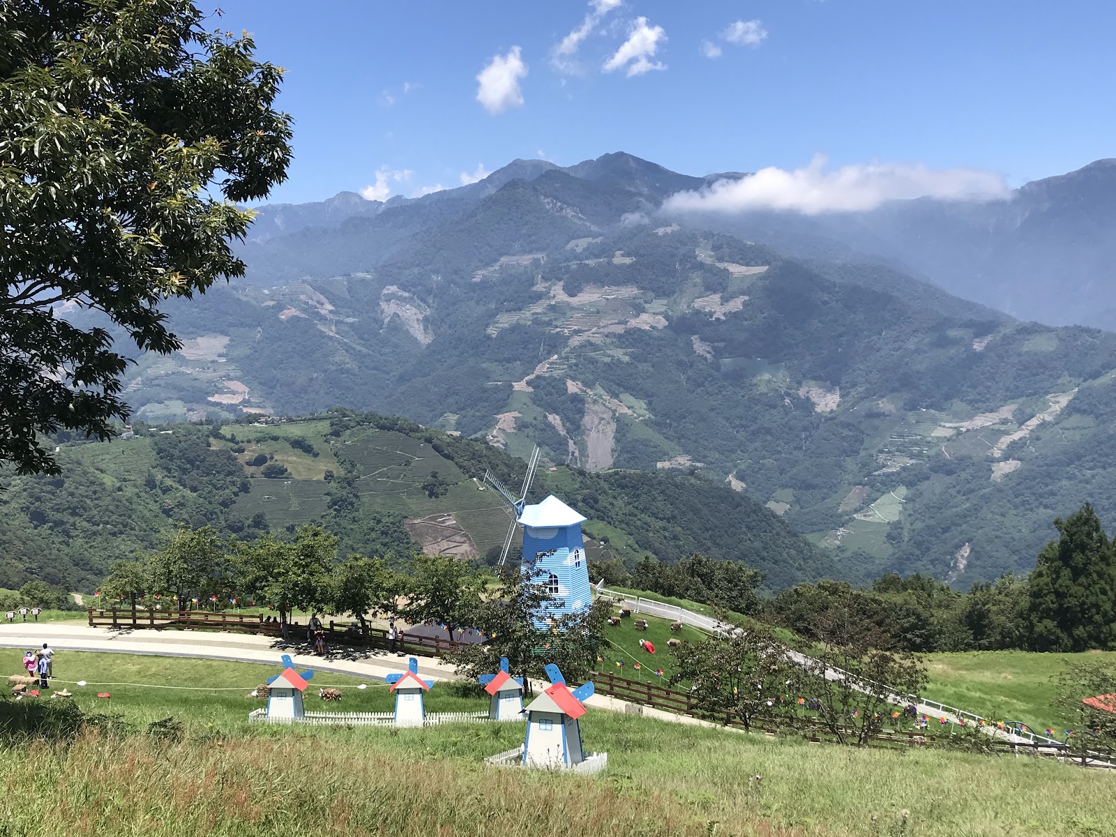 清境農場觀山牧區藍色荷蘭風車與群山全景