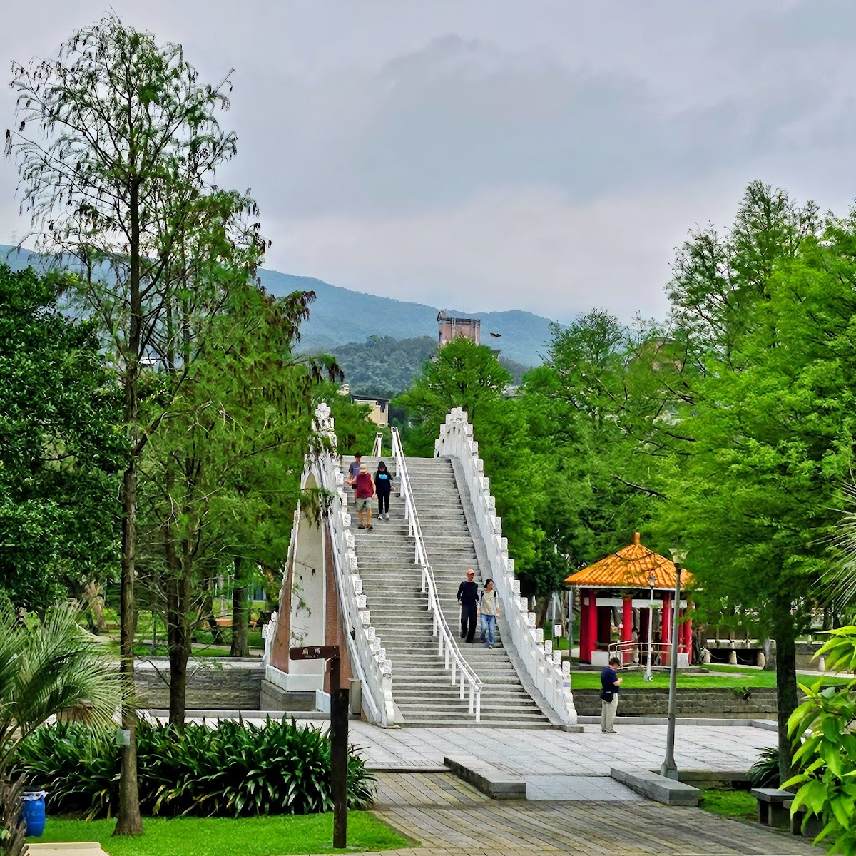 大湖公園白色拱橋全景，台北內湖必訪景點