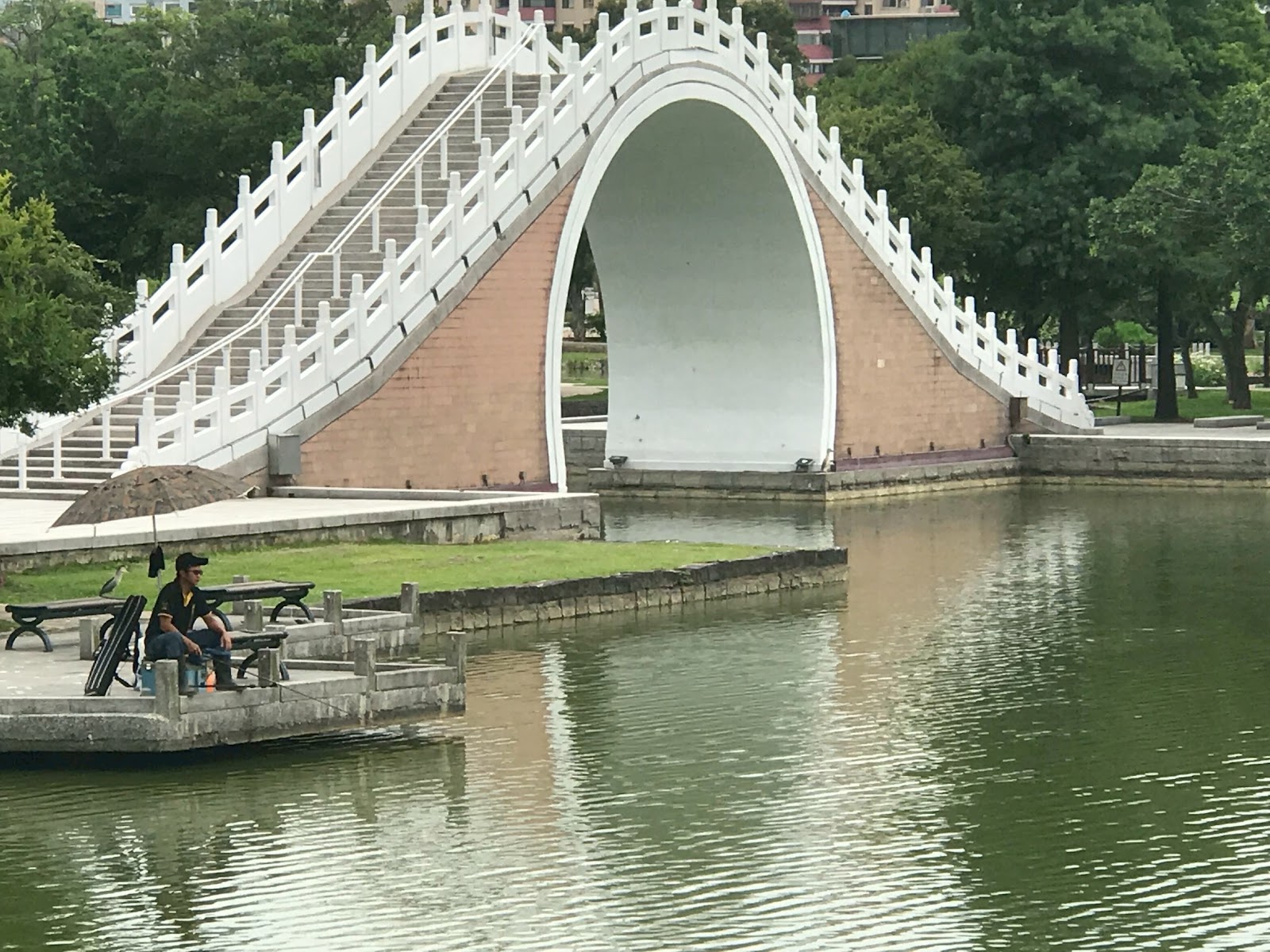 大湖公園拱橋湖面倒影近景