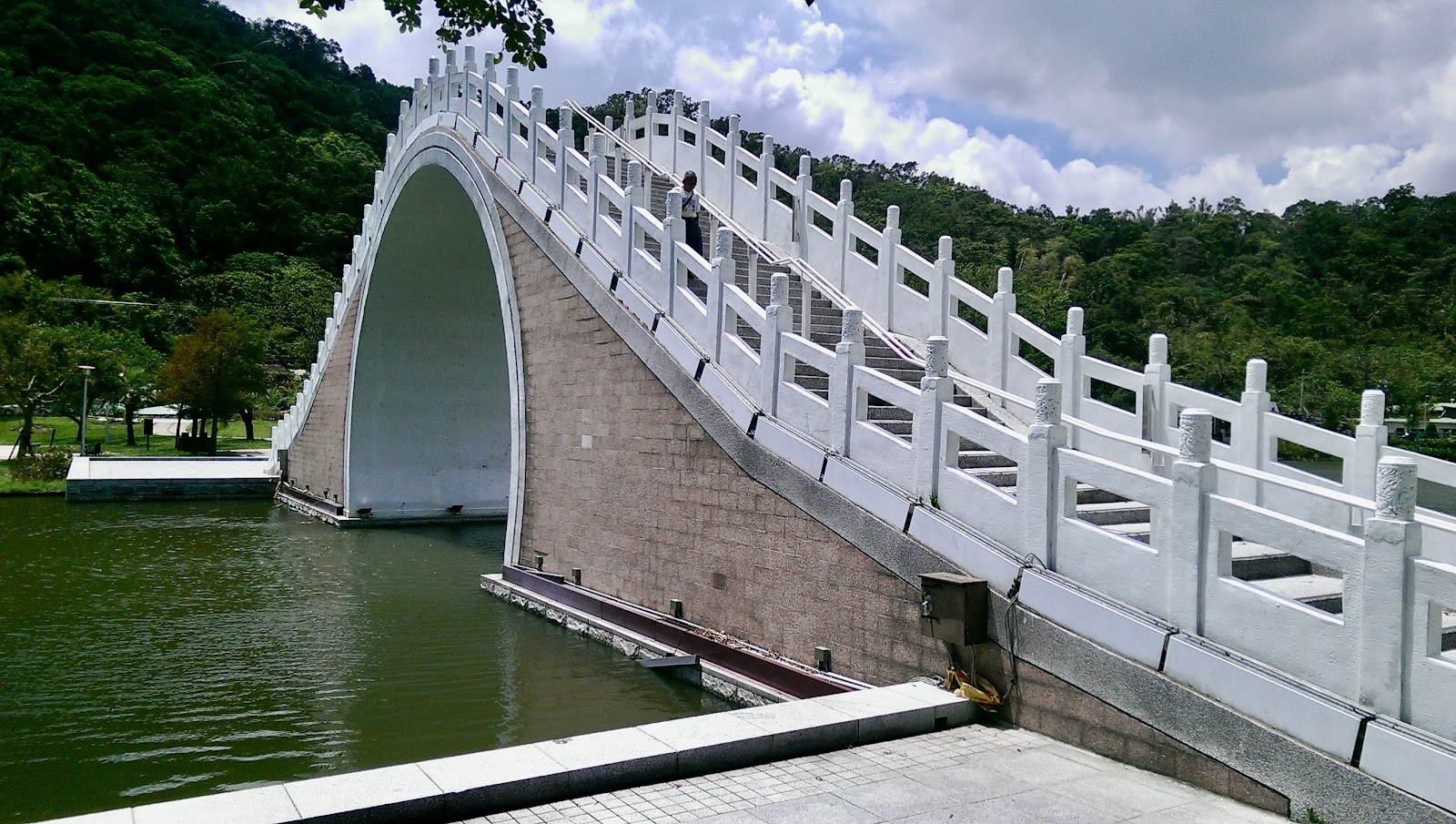 大湖公園拱橋側面湖水翠綠山景