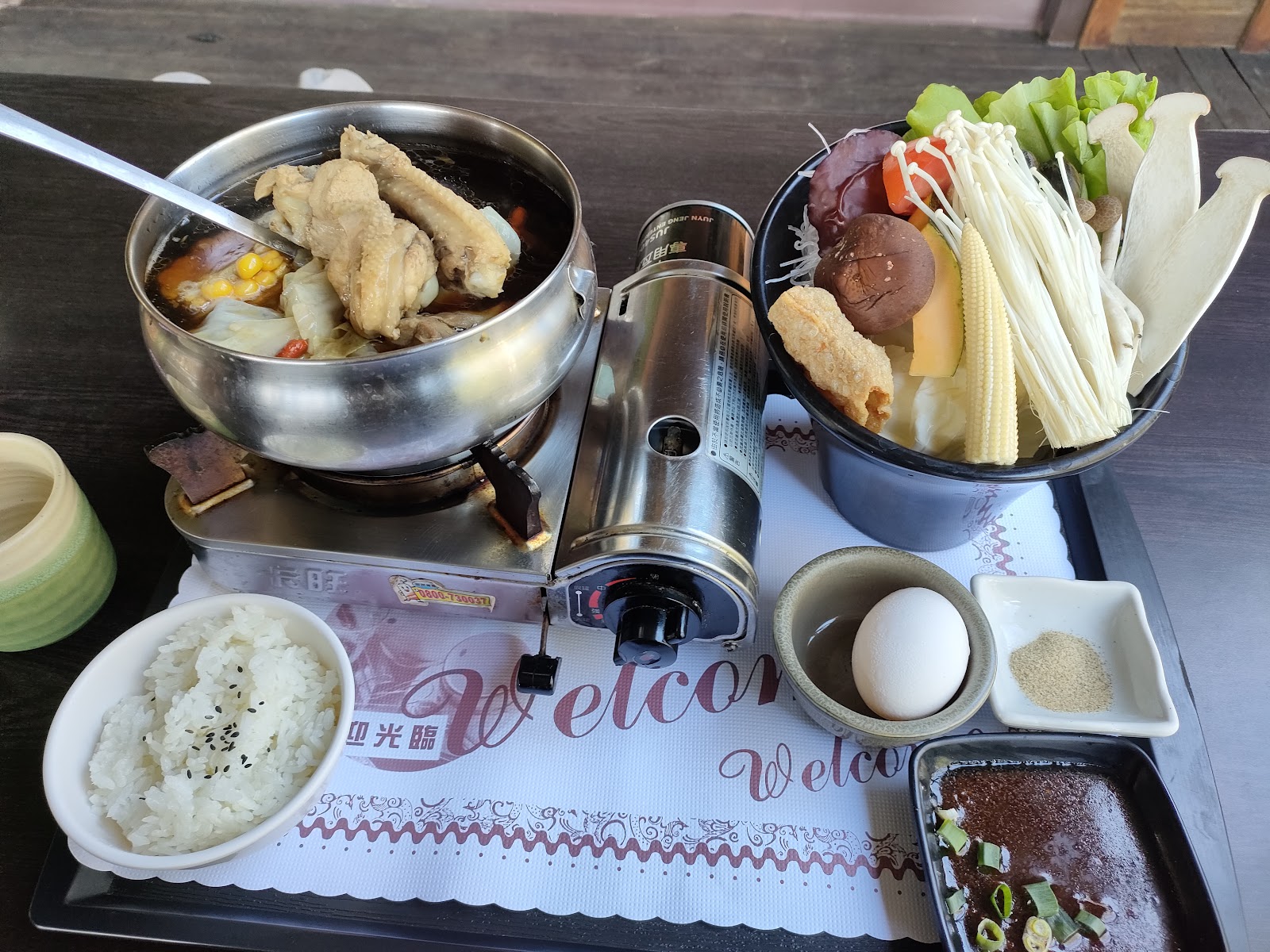 新月傳說個人雞湯火鍋套餐，湯頭清澈，配料豐富