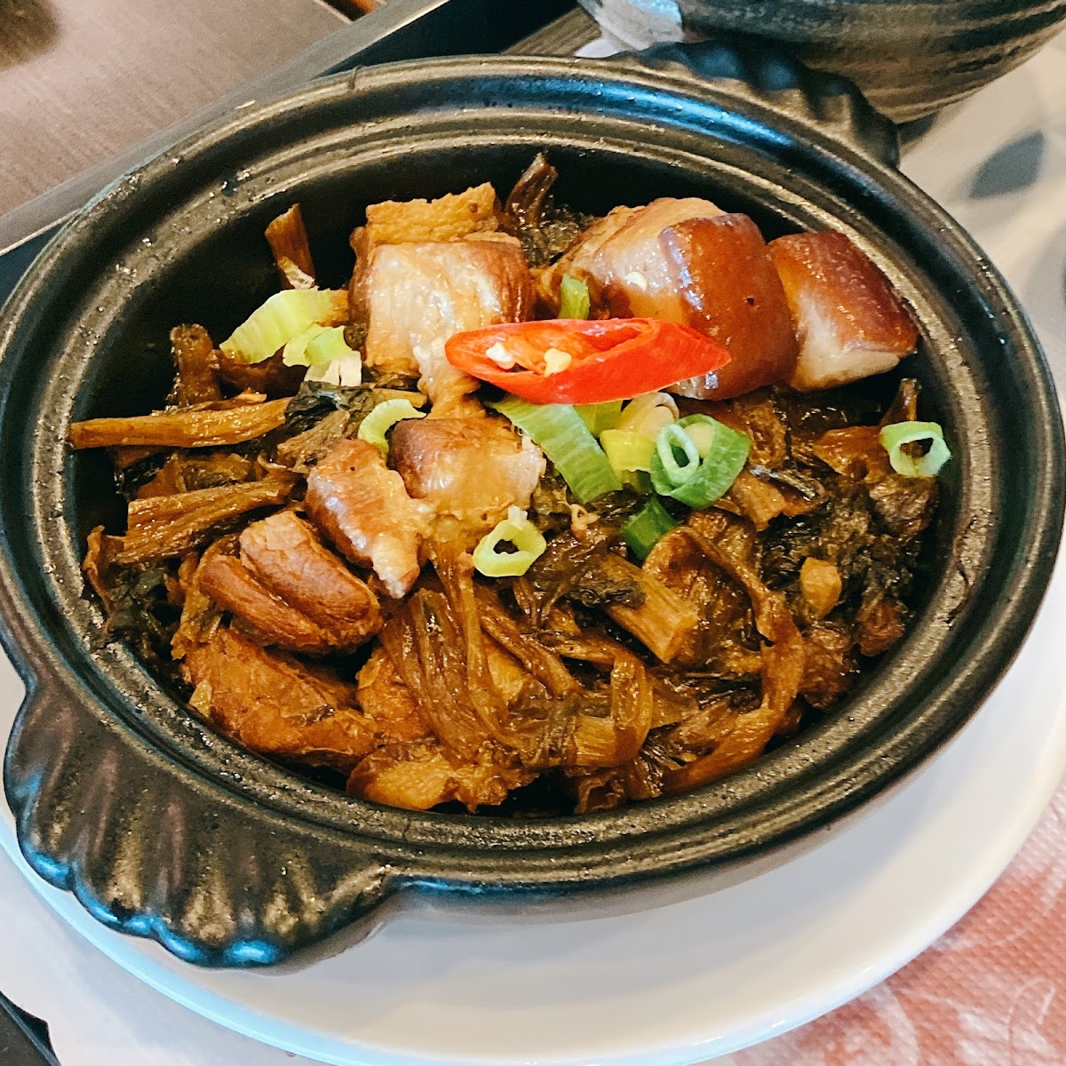 新月傳說砂鍋燉豬肉梅乾菜，慢火燉製香氣四溢
