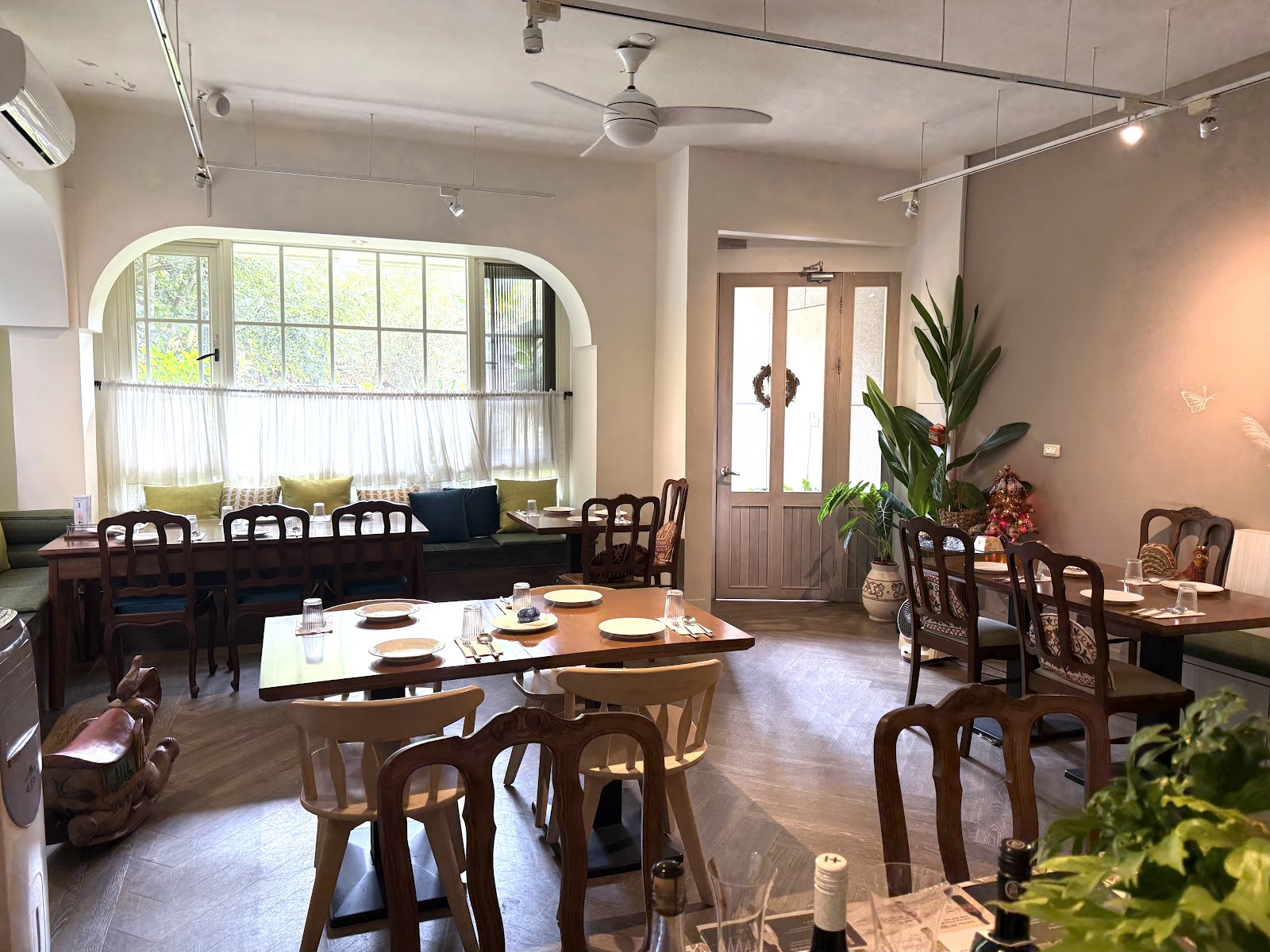 台中大坑餐廳明亮歐式風格用餐空間，拱形窗框，木質桌椅，光線通透