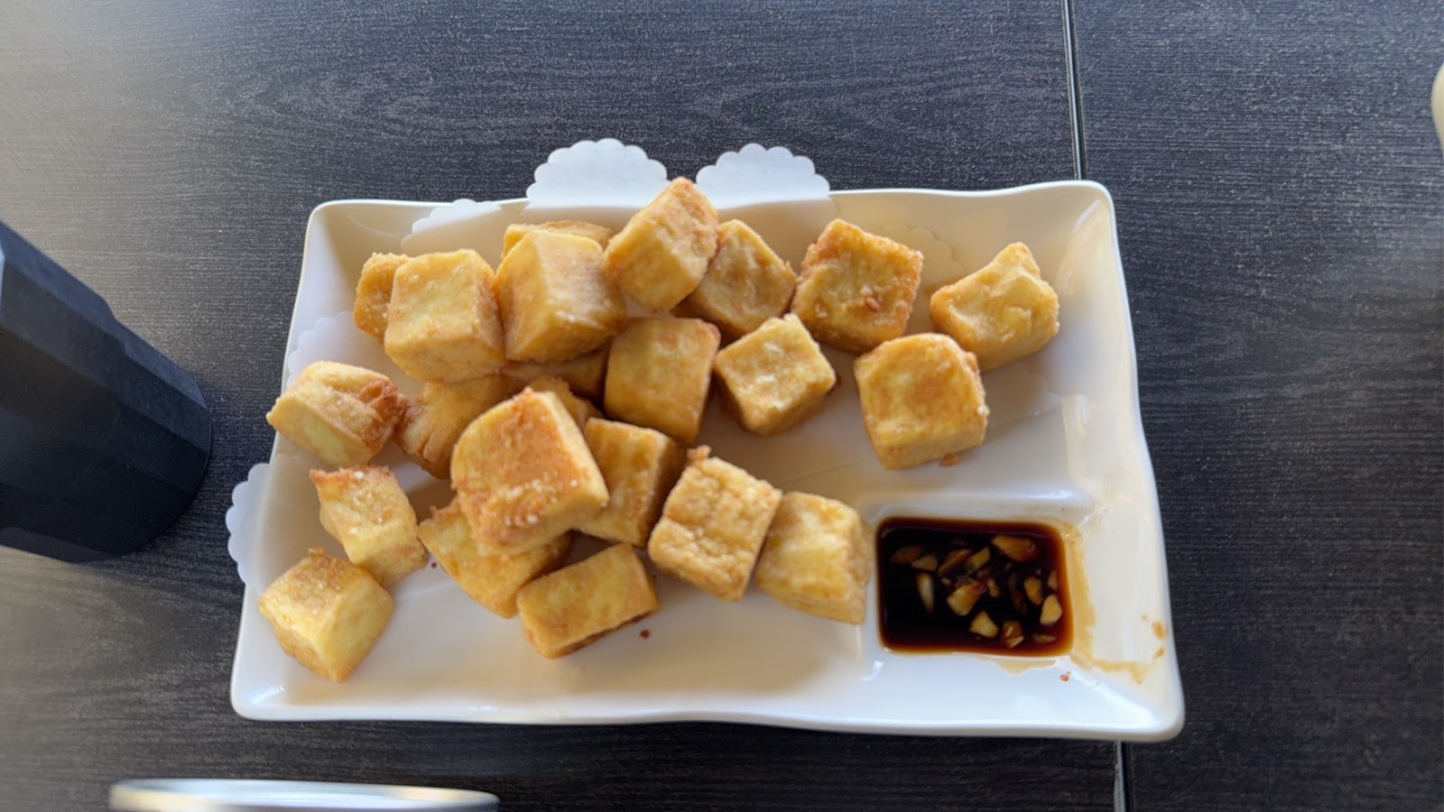 新月傳說炸豆腐塊，外皮金黃，搭配特製沾醬