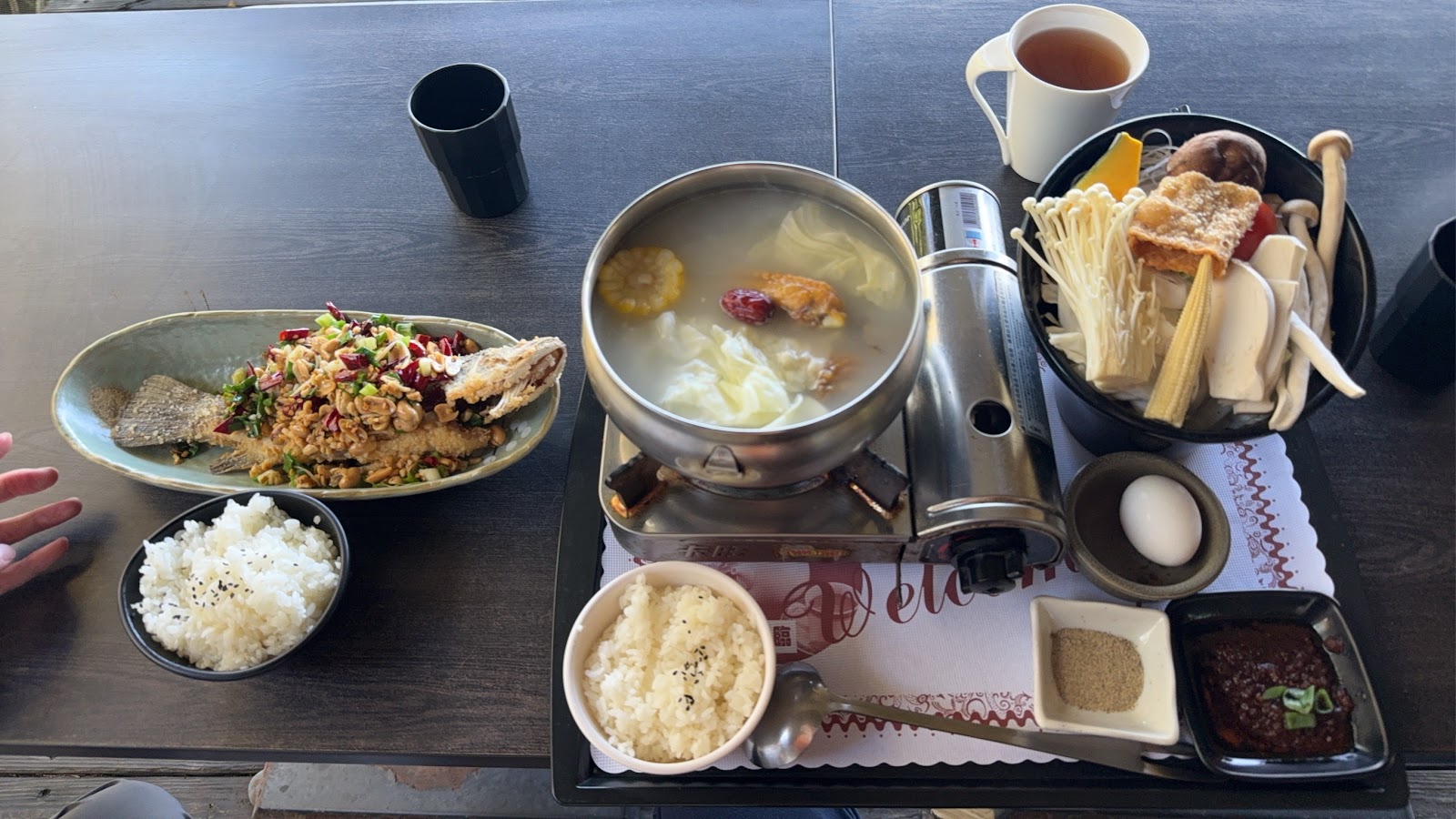 新月傳說豐盛桌菜全景，炸魚火鍋各式配料一字排開，台中大坑美食