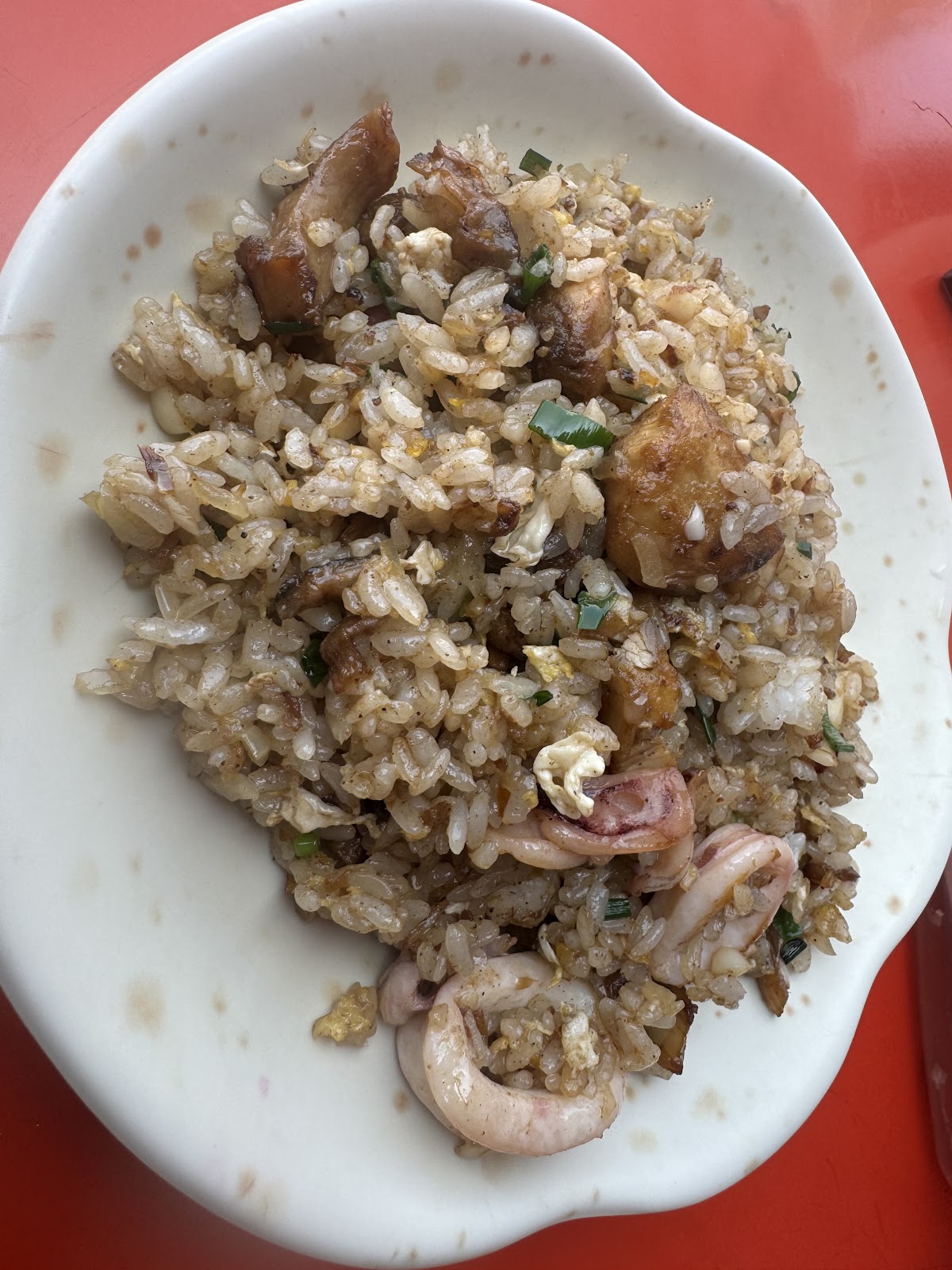 老船長海鮮炒飯，蝦子魚肉點綴，東港必吃美食