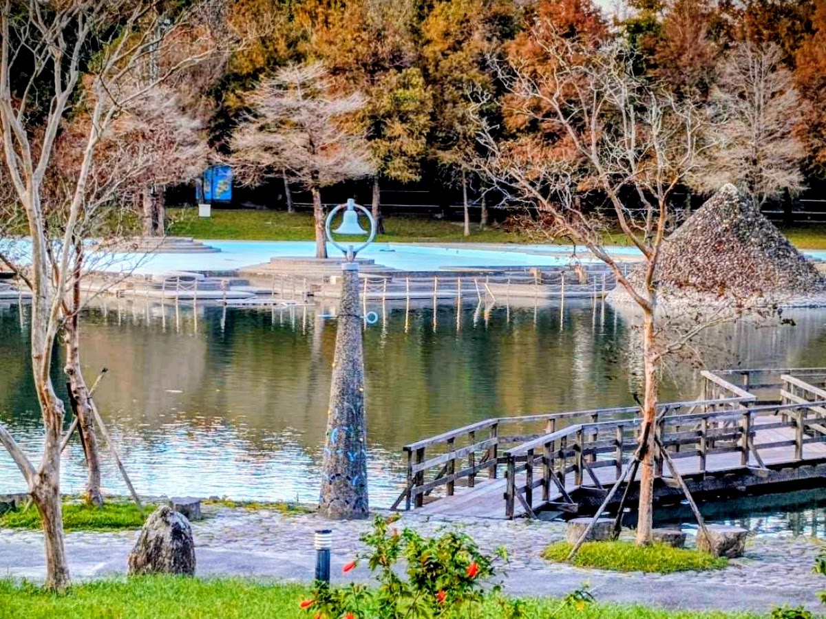 冬山河親水公園木橋 銅鐘雕塑 秋色樹林 自行車道