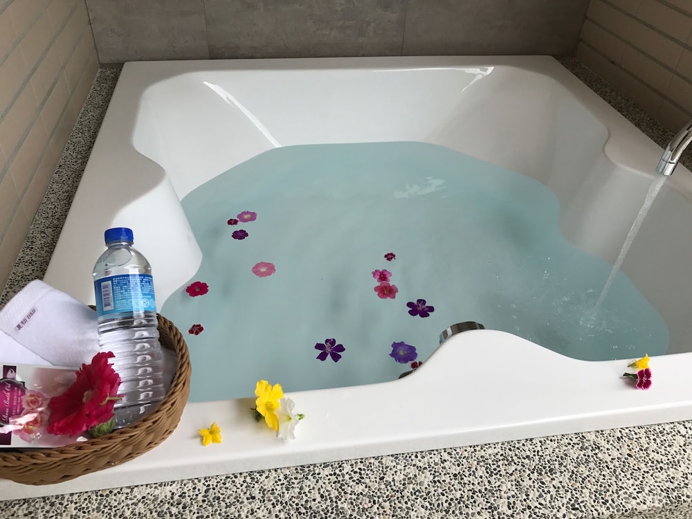 夏初民宿花瓣浴缸