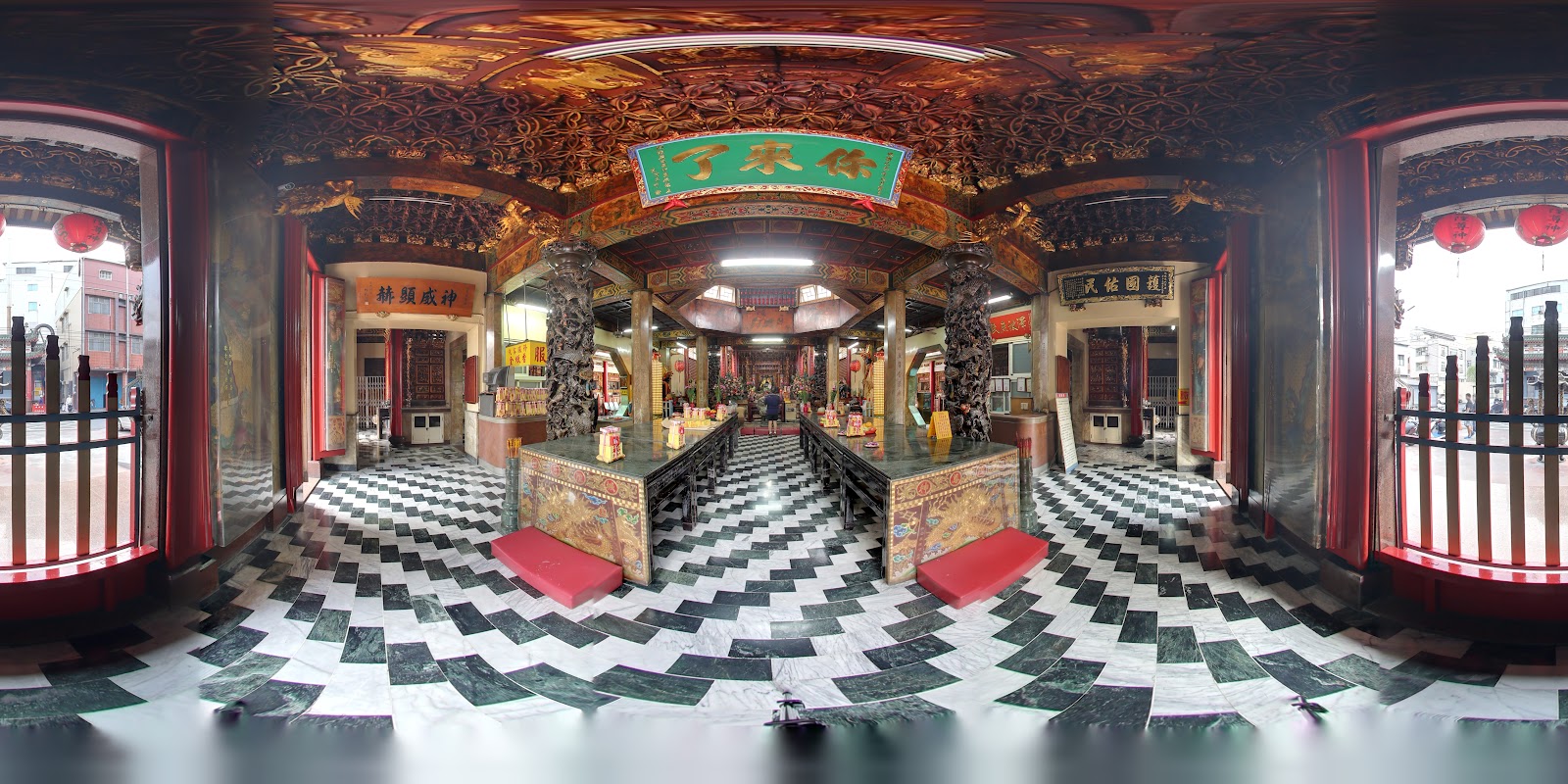 鳳邑城隍廟內部全景,棋盤大理石地板,廊柱,「你來了」匾額