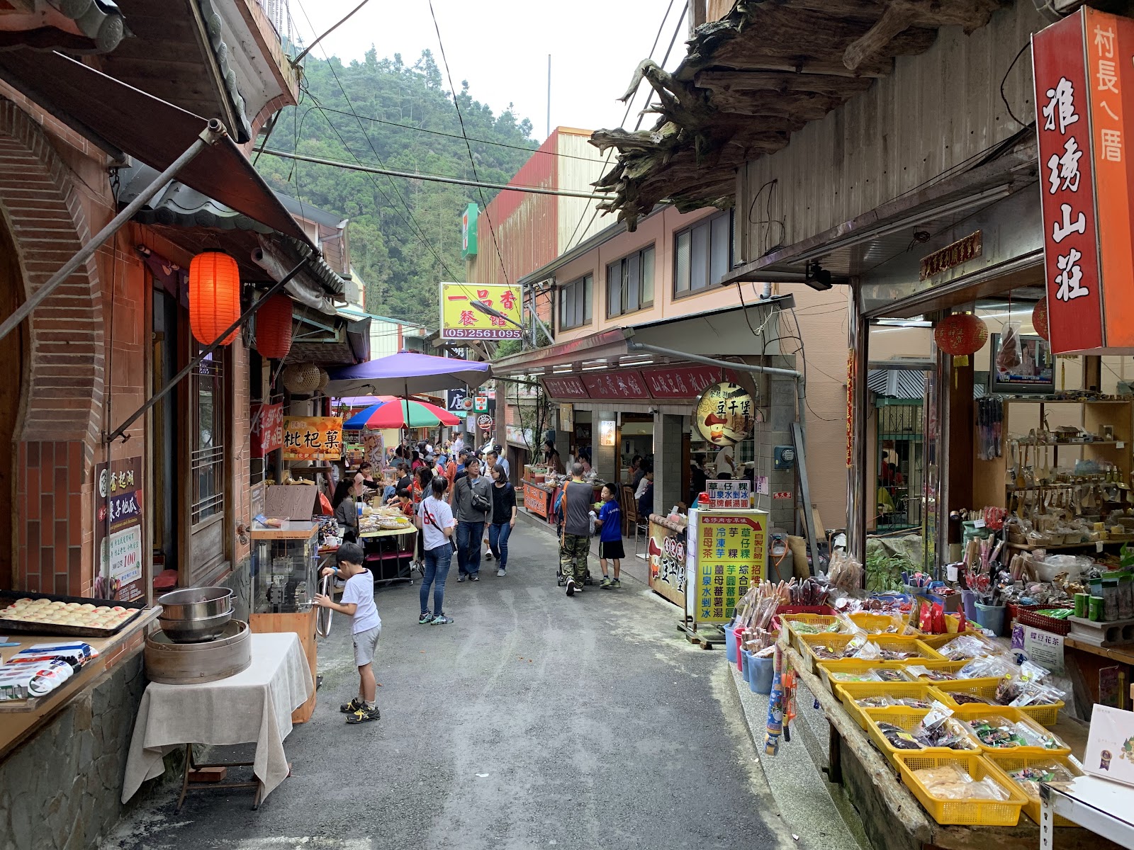 奮起湖老街傳統攤販紅燈籠遊客川流