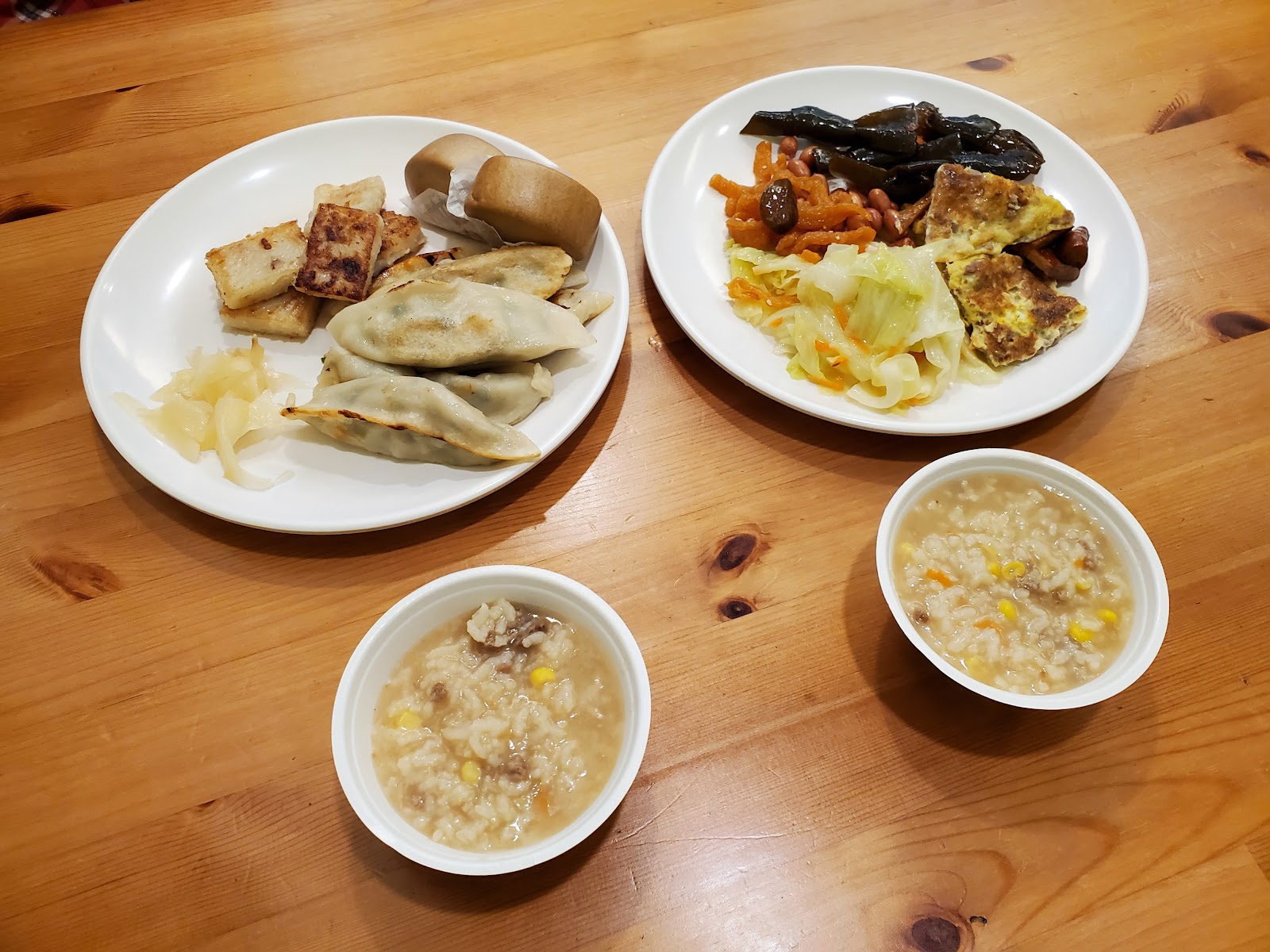 芳谷溫泉小棧早餐煎餃稀飯滷菜