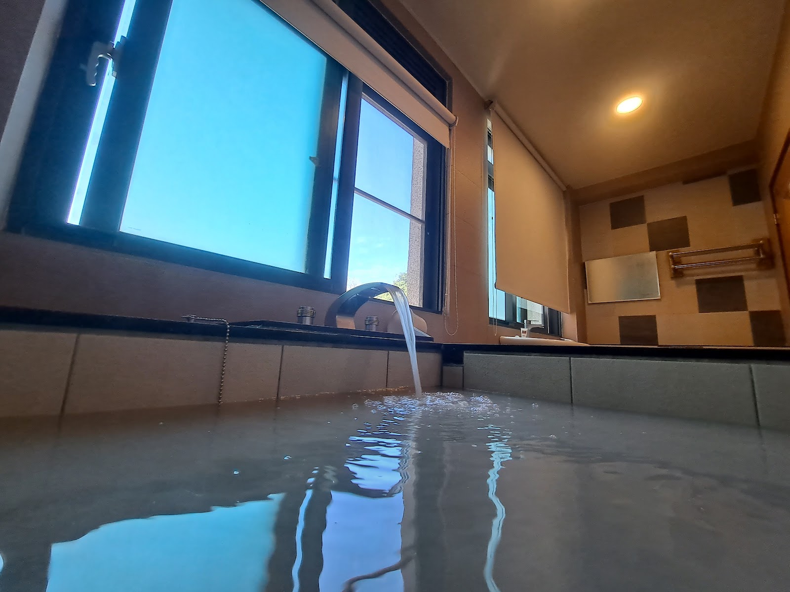 芳谷溫泉小棧私人湯屋泥漿溫泉水流景象，關子嶺溫泉全台唯一泥漿溫泉體驗
