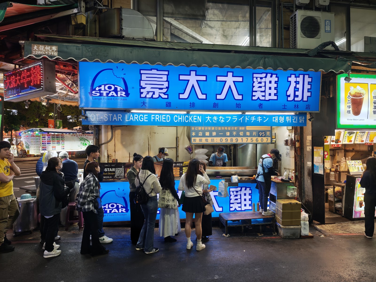 豪大大雞排士林店外觀排隊人潮台北夜市必吃