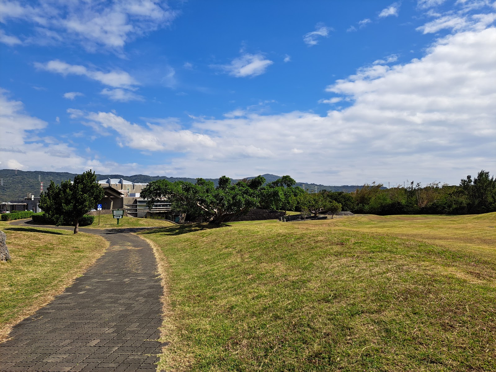 龍鑾潭自然生態公園步道與大草坪，藍天白雲舒展