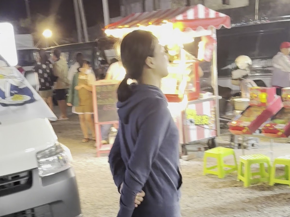 恆春夜市夜間攤販景象，燈光溫暖照耀整條街道