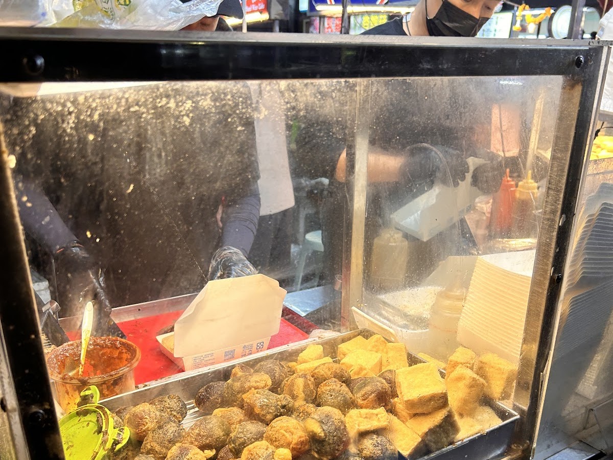 恆春夜市臭豆腐展示櫃近拍，炸物金黃酥脆擺列整齊