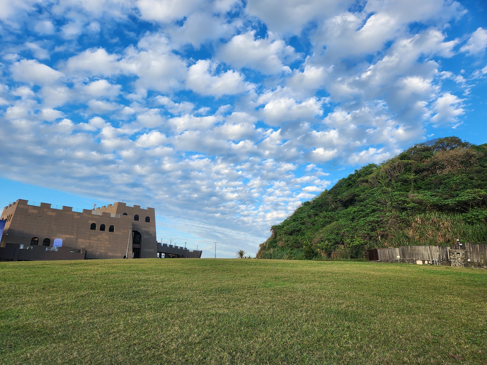 和平島地質公園城堡造型遊客中心建築,仰拍視角,藍天白雲