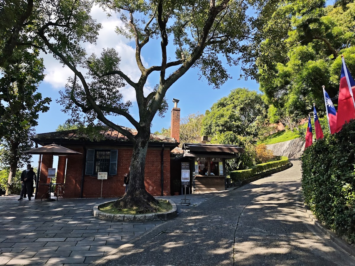 淡水紅毛城外觀紅磚建築大樹台灣國旗