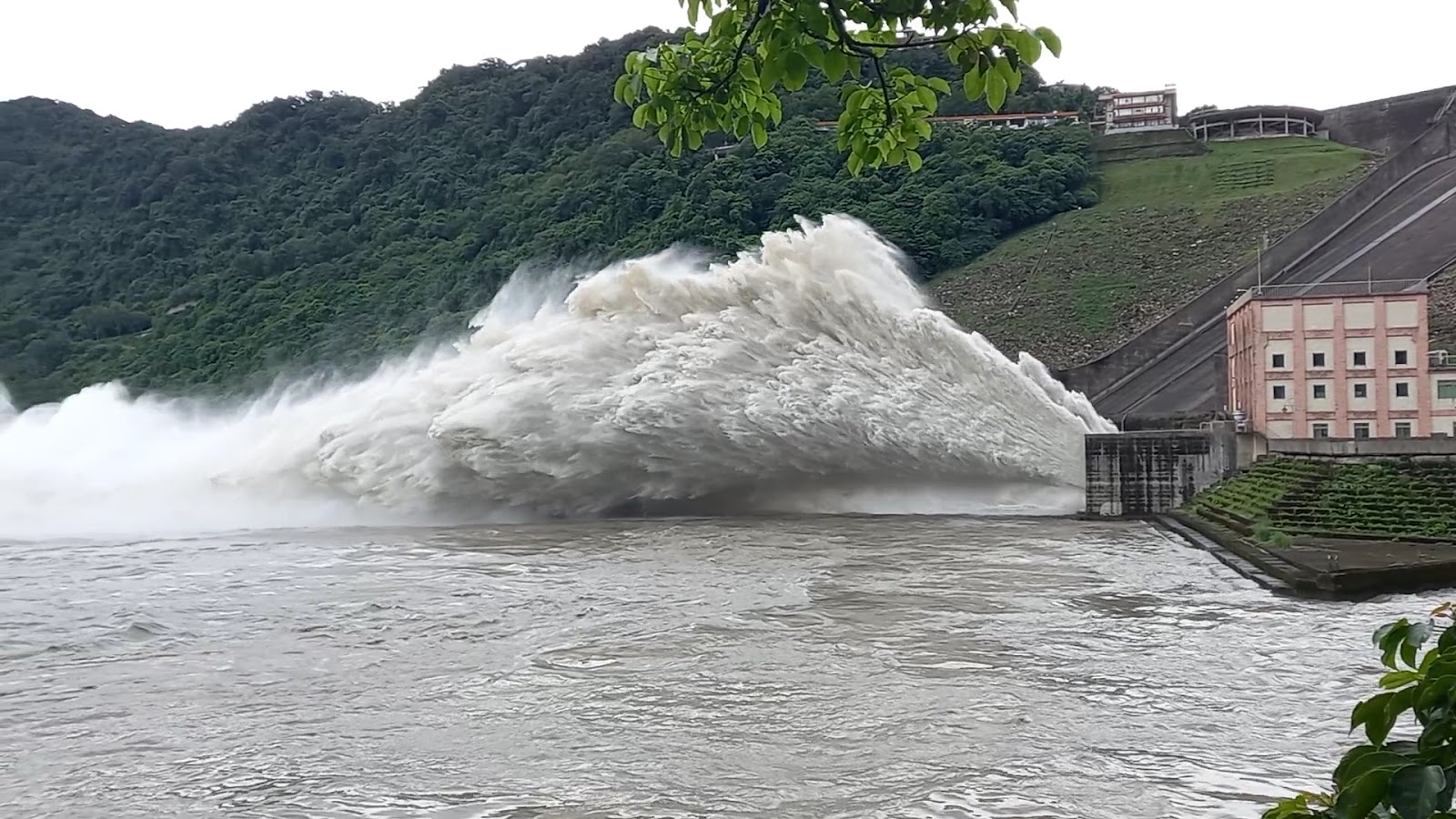 石門水庫颱風洩洪激流衝天極具震撼力