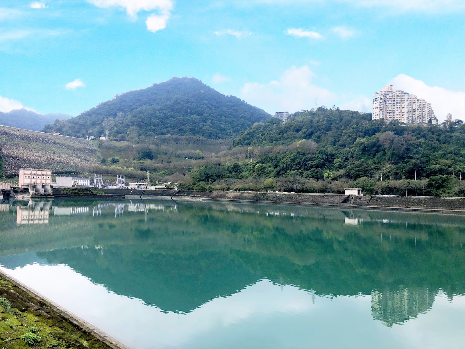 後池堰水面如鏡倒映山丘石門水庫後池堰景色