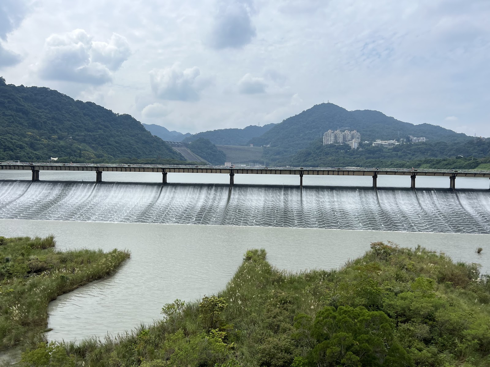 後池堰洩洪薄水幕全景石門水庫後池堰奇景