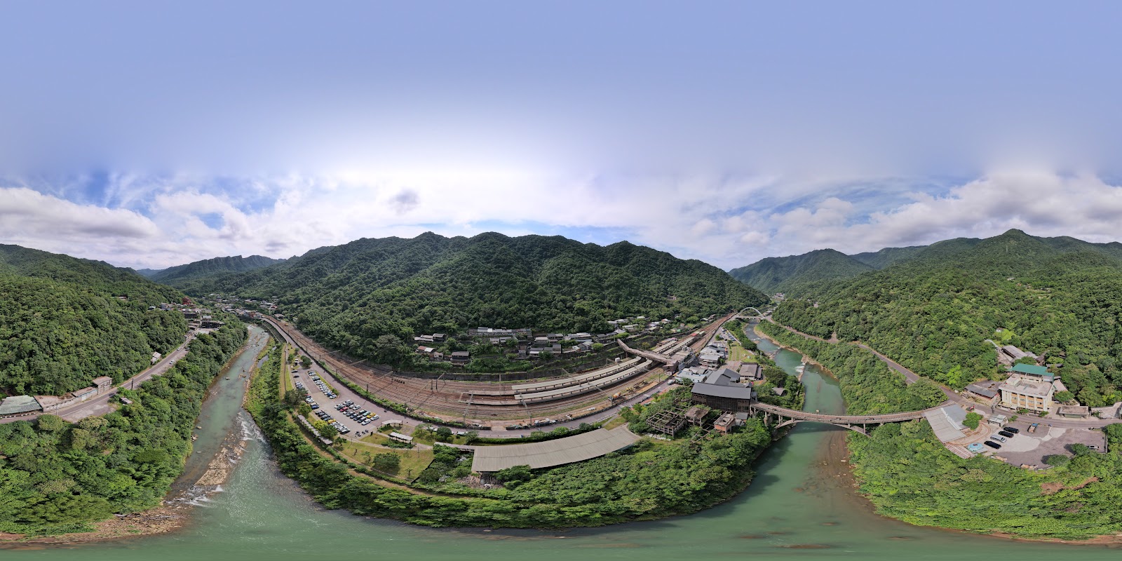 空拍猴硐山谷全景，基隆河蜿蜒流過，兩側翠山環抱