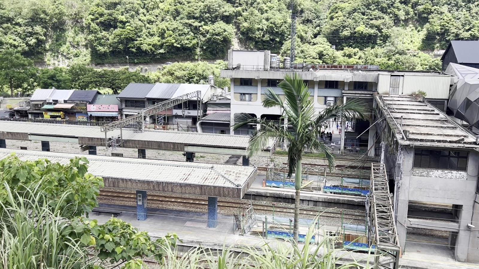 從制高點俯瞰猴硐車站全景，可見鐵軌、月台與舊式建築群