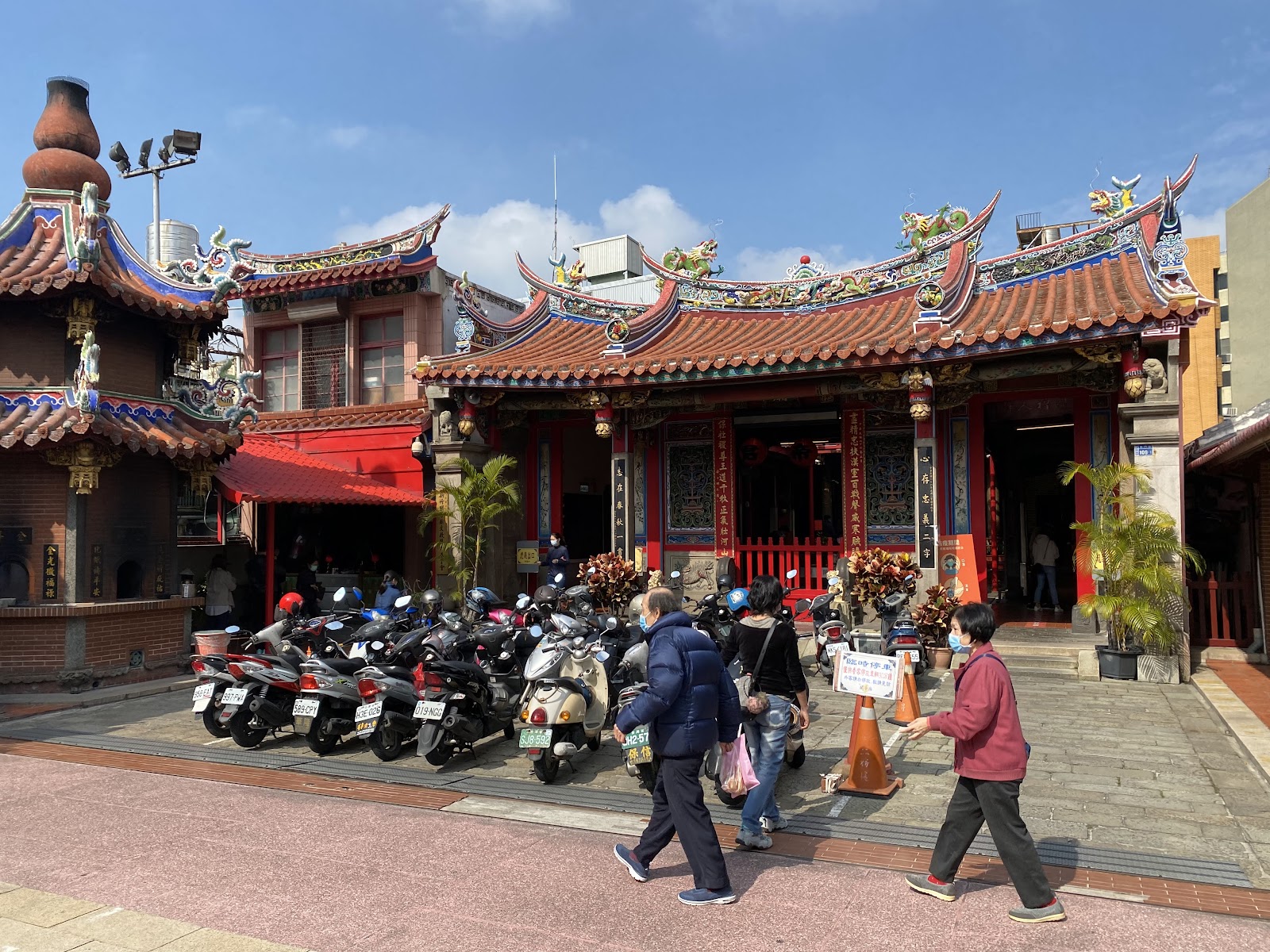 新竹都城隍廟側角全景紅牆翠瓦飛簷信眾步行