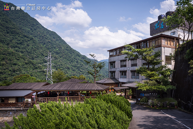 烏來淞呂溫泉會館．雙人房平日住宿 $2380元 起｜在山林溪谷中找到療癒節奏