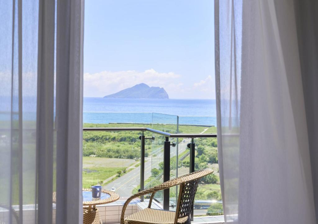 蘭陽烏石港海景酒店・雙人房一泊一食 $4500 起｜頭城海景酒店，看山又看海