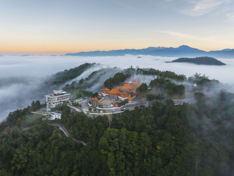 站在日月潭之上,走進文武廟的山水之間,讓風景與信仰慢慢滲進旅程裡