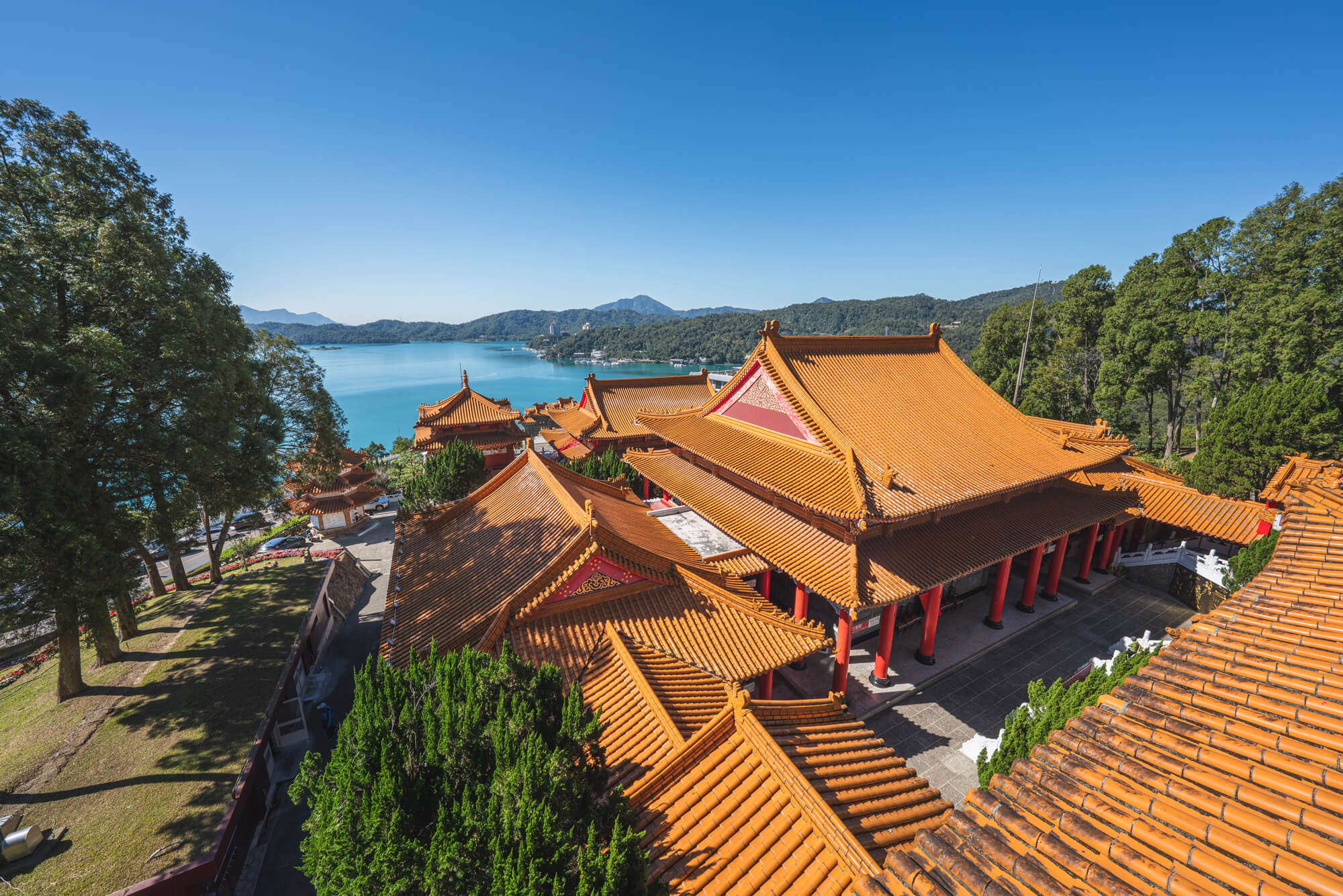 站在日月潭之上，走進文武廟的山水之間，讓風景與信仰慢慢滲進旅程裡