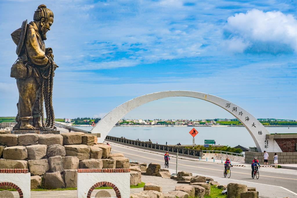 在海風交錯的澎湖島嶼之間，讓時間慢慢變輕，一段屬於藍色的旅行記憶